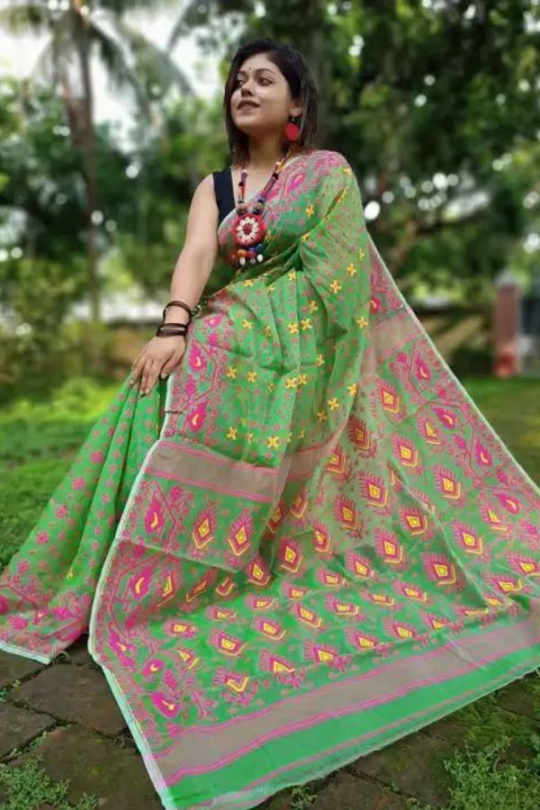 জামদানি: বরাবরে মতো এইবারও এই শাড়ির বাজার কাঁপাছে। তবে এই বার কিছুটা পরিবর্তনের ছোঁয়া। ফুলিয়া-শান্তিপুরের হালকা,  নরম শাড়ি বাজারে এসেছে।‌ 