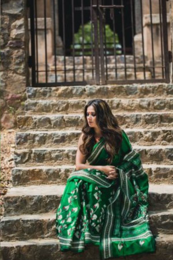 বালুচরি শাড়ি: শাড়ির জগতে পরিবর্তন আসলেও বালুচরির যে ঐতিহ্য অর্থাৎ নকশা, তার বিশেষ কিছু পরিবর্তন হয়নি। তবে আগের থেকে হালকা তৈরি করা হচ্ছে। আপনিও নিজেকে নতুন রঙে সাজাতে কিনতেই পারেন। 