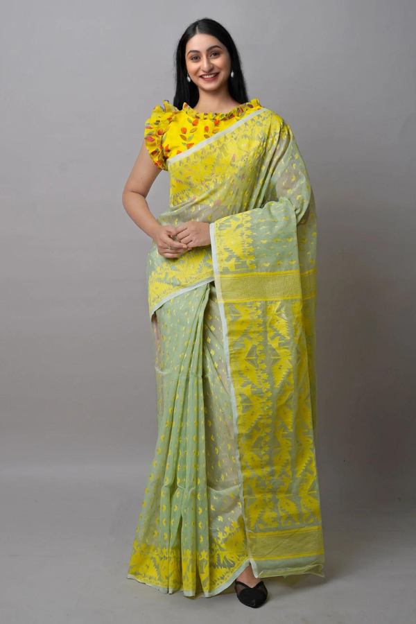 কটনের উপর ঢাকাই কাজ‌ করা শাড়ি:  এখন কটনের উপর ঢাকাই কাজ করা শাড়ি অনেকেই পছন্দ করছেন। হালকা, নরম চট করে পরে ফেলতে পারবেন। দামও হাতের লাগানোর মধ্যেই আছে। বস্ত্র ব্যাবসায়ী  তাপস বন্দোপাধ্যায় বলেন, ‘‘ এই শাড়ি গুলো ৪৫০-৫০০ টাকা থেকে শুরু করে ৪৫০০ টাকা দামের মধ্যে পাওয়া যাচ্ছে। ফুলিয়া-শান্তিপুর থেকে আসছে এইবার।’’  