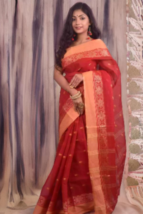  সিল্কের উপর ঢাকাই: কাজ করা  ফুলিয়া-কালনা সিল্কের উপর ঢাকাই কাজ করা শাড়ি বাজারে এসেছে। দামটা একটু বেশি। ১১-১২ হাজার থেকে শুরু হলেও এই শাড়ি জনপ্রিয়তা পেয়েছে বলে জানাচ্ছেন তাপসবাবু। 