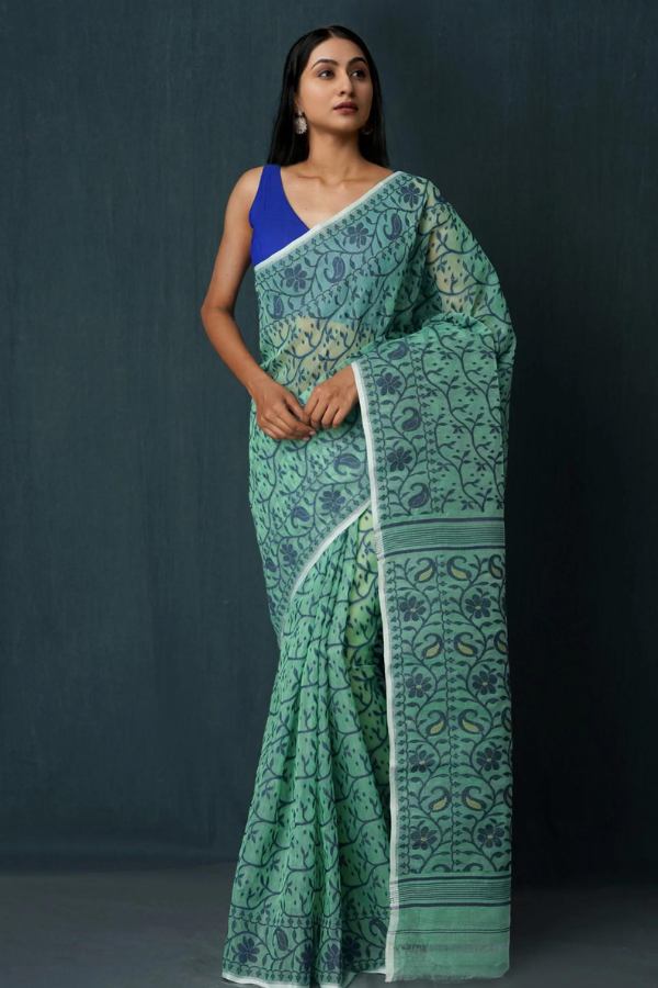 কী করে যাবেন:  শিয়ালদহ থেকে শান্তিপুরগামী যে-কোনও ট্রেন করে শান্তিপুরে নামতে হবে। স্টেশনের বাইরে থাকা দাঁড়িয়ে থাকা টোটো ধরে ঘোষ বা বঙ্গীয় মার্কেটের কথা বললেই হবে। এই দুই মার্কেটে হাট বসে।