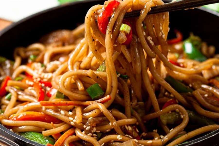 বেজিং, চিনে পাড়া, ট্যাংরা: কলকাতার ট্যাংরা চত্বর হল বিখ্যাত চিনা খাবারের জন্য প্রসিদ্ধ। সেখানে রয়েছে একের পর এক নামকরা রেস্তরাঁ। বেজিং তারই একটা। বহু পুরনো। যেখানে আপনি পেয়ে যাবেন সাবেকি চিনা খাবারের পাশাপাশি নানা রকমের একটু অন্য গোত্রের পদ। হইসিন সস দিয়ে রাঁধা পেকিং চিকেন,  হাঁসের স্পেশাল রোস্ট, চিকেন ডাম্পলিং আর চিলি গার্লিক টোফু। 