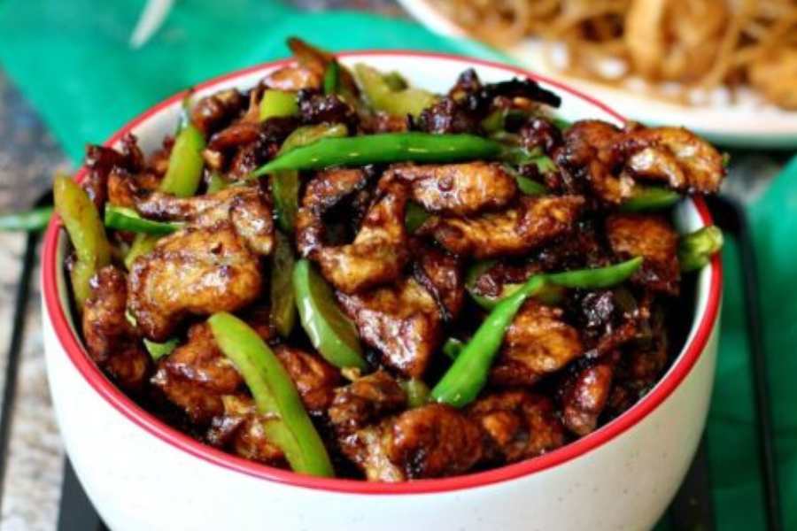 টুং ফোং,পার্ক স্ট্রিট: কলকাতার বুকে পার্ক স্ট্রিট খাদ্য রসিকদের জন্য বাস্তবতই স্বর্গ। সেখানেই গেলে পেয়ে যেতে পারেন টুং ফোং রেস্তরাঁ।  চিনা খাবারের জন্য। পুরনো ধাঁচের অন্দরসজ্জার এই রেস্তরাঁয় আপনি পেয়ে যাবেন রকমারি চিনা পদের সঙ্গে চিংড়ির ক্র‍্যাকার,  সোয়া চিলি ফিশ,  কাঁকড়ার মাংস দিয়ে বক চয়,  চিলি গার্লিক নুডলস,  কুং পাও চিকেন আর রেড পেপার চিংড়ি ইত্যাদি লোভনীয় পদ।