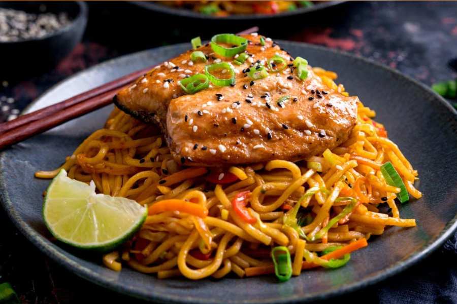 চাংওয়া, চাঁদনি চক: এ বারে আসা যাক চাঁদনি চকের অফিস পাড়ায়। চাঁদনি মেট্রো স্টেশনের কাছেই। পুরনো কলকাতার ‘কেবিন’ ধাঁচের কোনও জায়গায় চাইনিজ খেতে মন চাইলে আদর্শ এই রেস্তরাঁ। চাইনিজ রাতের বা দুপুরের মেনুতে চিংড়ির চাউমিন বা দেশি মুরগির চিলি চিকেনের সঙ্গে জমে যাবে পুজোর খাওয়া। চাইলে খাবার প্যাকিং করেও নিয়ে যেতে পারেন। 