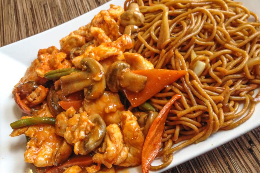 গোল্ডেন জয়, চিনে পাড়া, ট্যাংরা: চিনে পাড়ায় শুধু বেজিং নয়, তাঁর পাশাপাশি রয়েছে আরও অনেক নামজাদা ঠিকানা। যেমন, গোল্ডেন জয়। গোল্ডেন প্রন বা নানা ধরনের ইন্দো-চাইনিজ খাবারের ভাল ডেরা হল এই রেস্তরাঁটি। পকেটে বেশি চাপ না ফেলে খাসা খাবার পেয়ে যাবেন এখানে। 