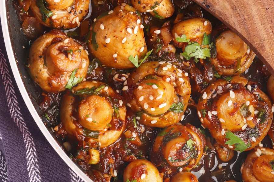 টুং নাম, বড়বাজার: বড়বাজার চত্বরে নানা ধরনের দোকানের কোনও শেষ নেই। তবে চিনা খাবারের প্রায় লুকিয়ে থাকা এক রত্নে্র খোঁজ যদি চান,  তা হলে জেনে নিন টুং নামের রেস্তরাঁর ঠিকানা। ছোট মাপের সাদামাঠা এই দোকান স্থানীয়দের কাছে খুবই পরিচিত অসাধারণ মানের চাইনিজ খাবারের জন্য।