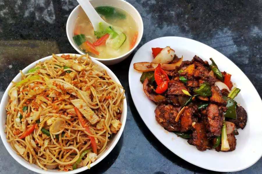 ক্রিস্টাল চপস্টিক্স, একডালিয়া:  একডালিয়া চত্বরে কম দামে সুন্দর চাইনিজ খানার সন্ধান চাইলে ক্রিস্টাল চপস্টিক্স-এ চলে যান। ইন্দো-চাইনিজ খাবার থেকে শুরু করে নানা ধরনের চাইনিজ পদ, সবই মিলবে এই দোকানে। 