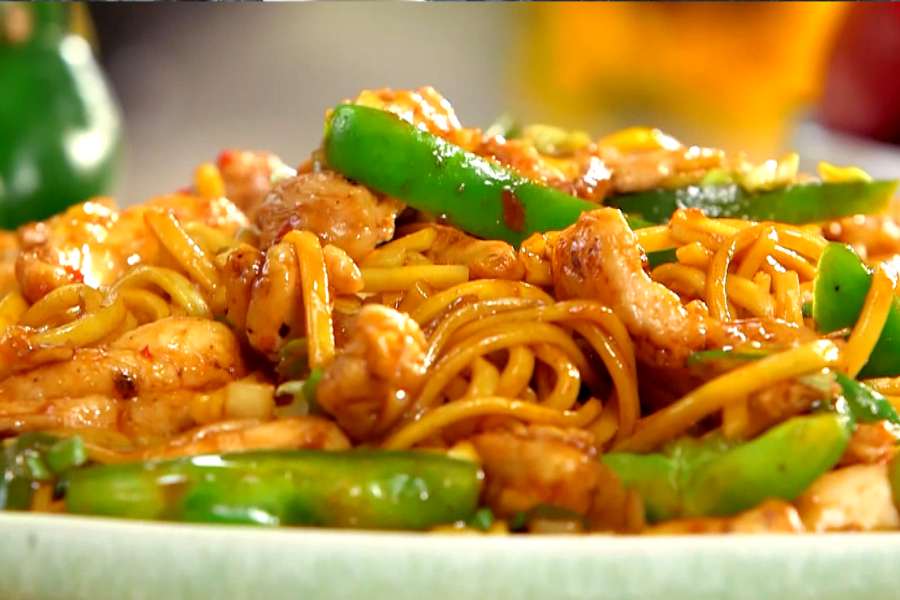 বিগ বস, চিনে পাড়া, ট্যাংরা: ট্যাংরার চিনে পাড়ায় আরেক দারুণ খাবারের জায়গা হল বিগ বস। মাছের নানা পদ এবং নুডলসের জন্য বিখ্যাত এই দোকান। সুন্দর চৈনিক আমেজে পুজোর দিন কাটাতে চাইলে চলে যান এই রেস্তরাঁয়। খাবার প্যাক করেও নিয়ে যেতে পারেন বাড়ি। এই প্রতিবেদনটি ‘আনন্দ উৎসব’ ফিচারের একটি অংশ।