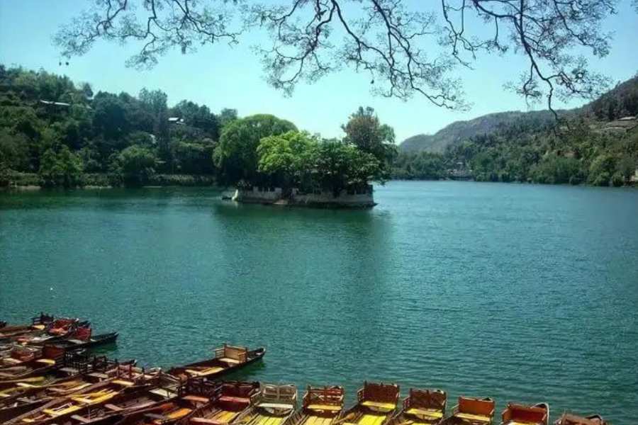 সুমদ্র নয়, পাহাড় নয়, জঙ্গল নয়! এ পুজোয় চলুন হ্রদের ধারে। আপনি ভাবছেন কোথায় যাবেন?  এই প্রতিবেদনে রইল সারা ভারতের দশটি হ্রদের তালিকা।