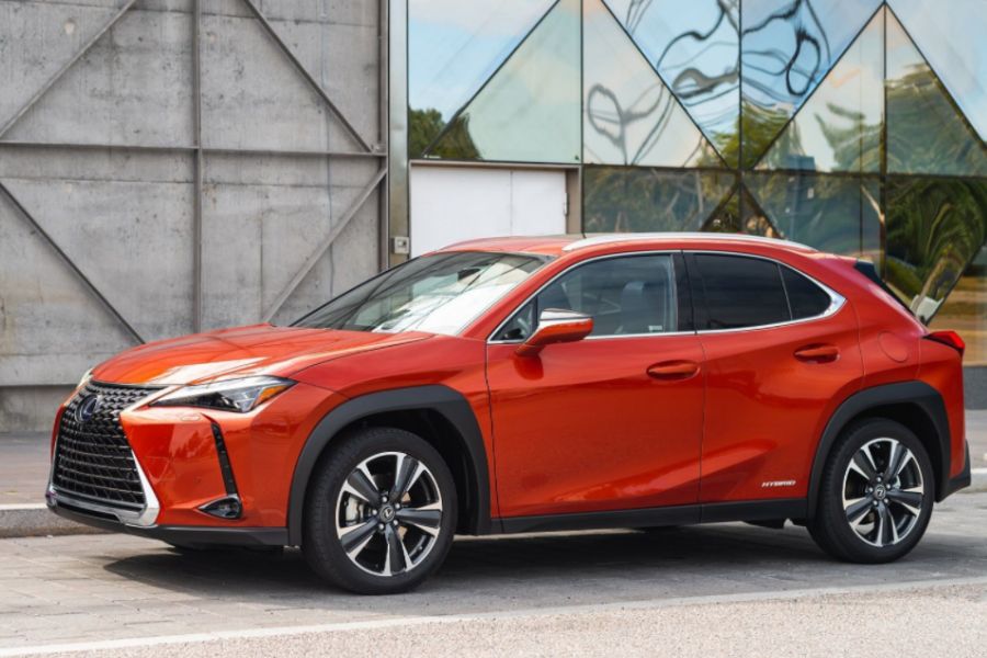 ১. লেক্সাস ইউএক্স এসইউভি- এই গাড়িটি অক্টোবর মাসে মাঝামাঝিতে বাজারে আসার কথা রয়েছে। দাম হতে পারে ৪০ থেকে ৫০ লাখের মধ্যে। গাড়িটি ৫ সিটারের হবে। 