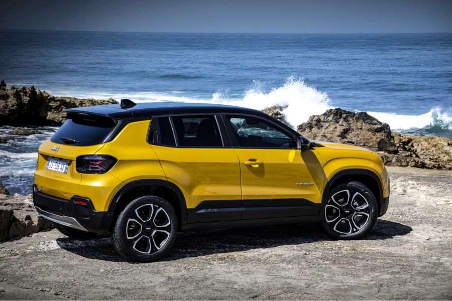 ২. জিপ অ্যাভেঞ্জার- চলতি মাসেই বাজারে আসবে জিপ অ্যাভেঞ্জার। দাম হতে পারে ২৫ থেকে ৩০ লাখ টাকা। যা তথ্য পাওয়া গিয়েছে সেই অনুযায়ী গাড়িটি ৫ সিটারেরই হবে।