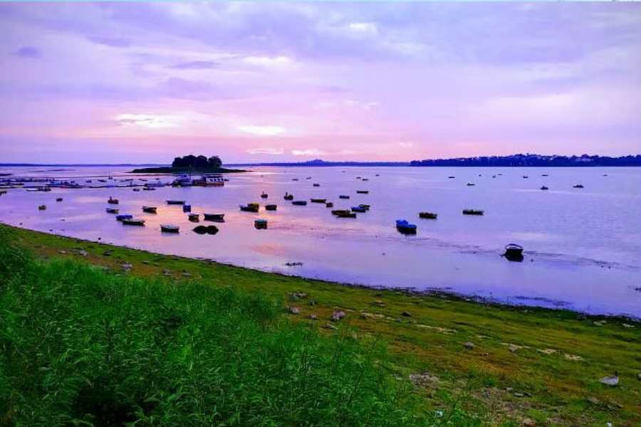 ভোজতাল হ্রদ: মধ্যপ্রদেশের রাজধানী শহর ভোপালের পশ্চিম প্রান্তে রয়েছে এই হ্রদ। সাধারণত ‘আপার লেক’ নামে পরিচিত এই হ্রদ। সূর্যাস্তের সময় এই হ্রদের শরীর মন ভোলাবে আপনার।