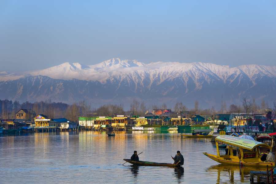 ডাল হ্রদ: ‘কাশ্মীরের মুকুটে রত্ন’। হ্যাঁ। এই নামেই ডাকা হয় ডাল হ্রদকে। সন্ধ্যায় আকাশে চাঁদ ওঠার সময় এই হ্রদের দৃশ্য সারাজীবনের পাওয়া হয়ে থাকে।