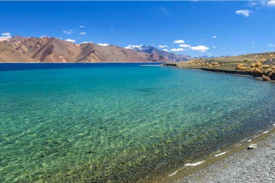 প্যাংগং হ্রদ: থ্রি ইডিয়টস সিনেমার শেষের দিকে করিনা কপুরের স্কুটি চালিয়ে যাওয়ার দৃশ্যটা মনে আছে? পিছন দিকে যে হ্রদটি দেখা গিয়েছিল সেটিই প্যাঙ্গং। ছবির মতো সুন্দর এই হ্রদের অবস্থান লাদাখে। এটাই ভারতের সবচেয়ে উঁচু লবণাক্ত হ্রদ।