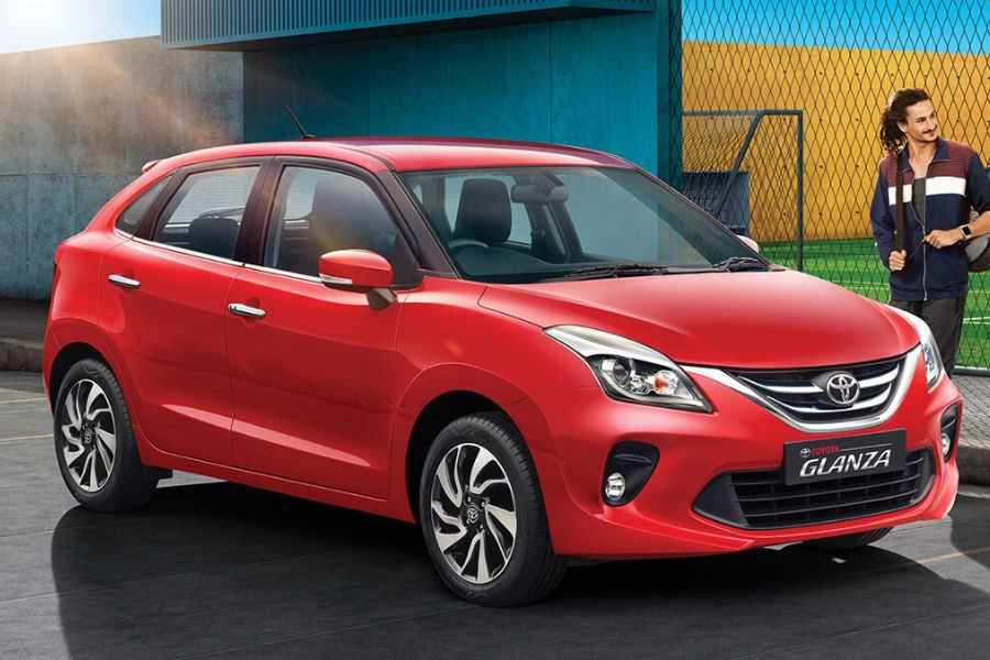 ৪. টয়োটা গ্লাঞ্জা স্পোর্ট হ্যাচব্যাক- পাঁচ সিটারের টয়োটার এই গাড়ি বাজারে আসবে এই মাসেই। জনপ্রিয় চারচাকা গাড়ি প্রস্তুতকারী টয়োটার এই গাড়ির দাম হতে পারে থেকে ৯লাখ থেকে ১০ লাখ ৫০হাজারের মধ্যে।
