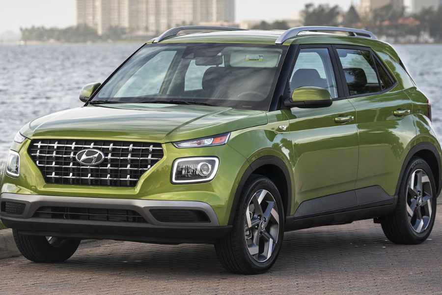 ৫. হুন্ডাই ভেন্যু সিএনজি- পাঁচ সিটারের এই গাড়ির সিএনজি জ্বালানিতে চলবে। ইঞ্জিন রয়েছে ১১৯৭ সিসির। মাইলেজ পাওয়া যাবে ১৮ কিলোমিটার। বাজারে বিক্রি হতে শুরু করবে এই মাস থেকেই। দাম হতে পারে ৮ লাখ ৫০হাজার থেকে ১০ লাখের মধ্যে।