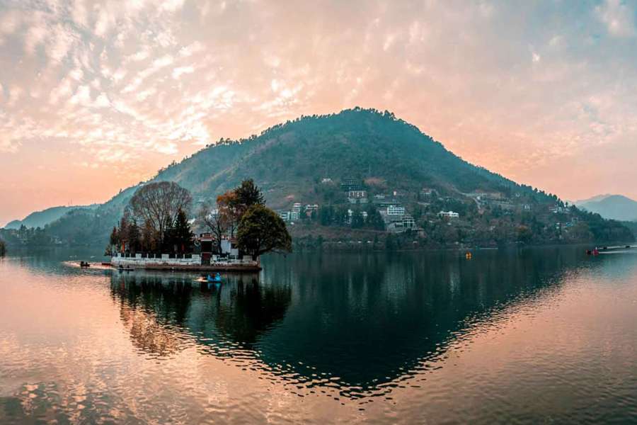 ভীমতাল হ্রদ: উত্তরাখণ্ডের একটি শহর ভীমতাল। এই শহরেই রয়েছে ভীমতাল হ্রদ। এই হ্রদ পাহাড় ঘেরা।