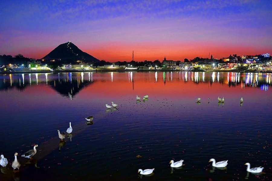 পুষ্কর হ্রদ: রাজস্থানে রয়েছে এই হ্রদটি। হিন্দু ধর্মাবলীদের কাছে এই ঝিল পবিত্র বলে মানা হয়। হ্রদে ৫২টি বাঁধানো ঘাট রয়েছে।একে পুষ্কর সরোবরও বলা হয়।