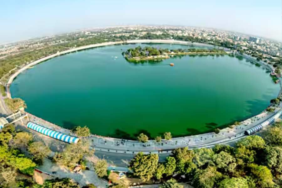 কাঙ্করিয়া হ্রদ: গুজরাতের আহমেদাবাদের কাঙ্করিয়া হ্রদ। এই লেকের ধারে ডিসেম্বরের শেষ সপ্তাহে সাংস্কৃতিক অনুষ্ঠান করা হয়। সেই সময় প্রচুর পর্যটক আসেন এখানে।