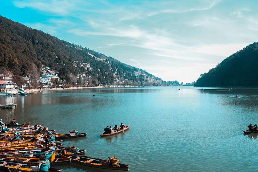 নৈনিতাল হ্রদ: উত্তরাখণ্ড রাজ্যে রয়েছে এই ঝিল। ঝিলের দক্ষিণে রয়েছে বিস্তীর্ণ সবুজ সমভূমি। উত্তরে আছে বরফাবৃত হিমালয়। মাঝে এই হ্রদ।
