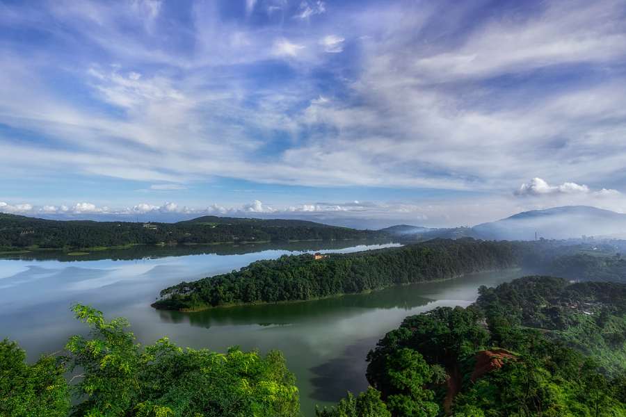 উমিয়াম হ্রদ: এর অবস্থান মেঘালয়ে। শিলঙের পুলিশ বাজার থেকে এক ঘণ্টার মতো গাড়িতে যেতে লাগে। নীল জল। টলটলে জল ঝকঝক করে সব সময়। নির্জনবিলাসীদের জন্য আদর্শ থাকার জায়গাটি। এই প্রতিবেদনটি ‘আনন্দ উৎসব’ ফিচারের একটি অংশ।