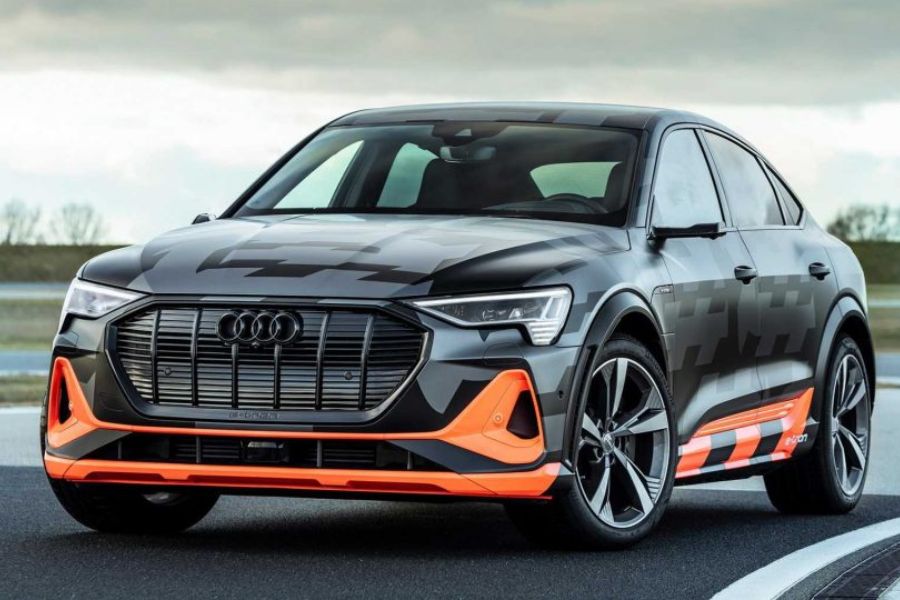 ৮. অডি ৮ই-ট্রন স্পোর্টব্যাক- অক্টোবর মাসের শেষের দিকে এই গাড়ি বাজারে নিয়ে আসা হবে। দাম হবে ১.১০ কোটি থেকে ১.২৫ কোটি টাকা। ৫ সিটারের গাড়ি এটা। 