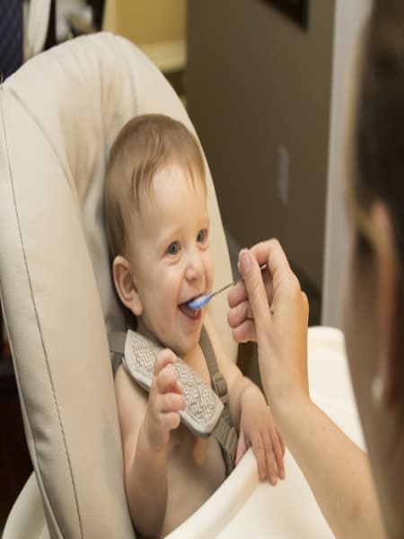 how could you recognise that your Child is ready to eat solid food dgtl