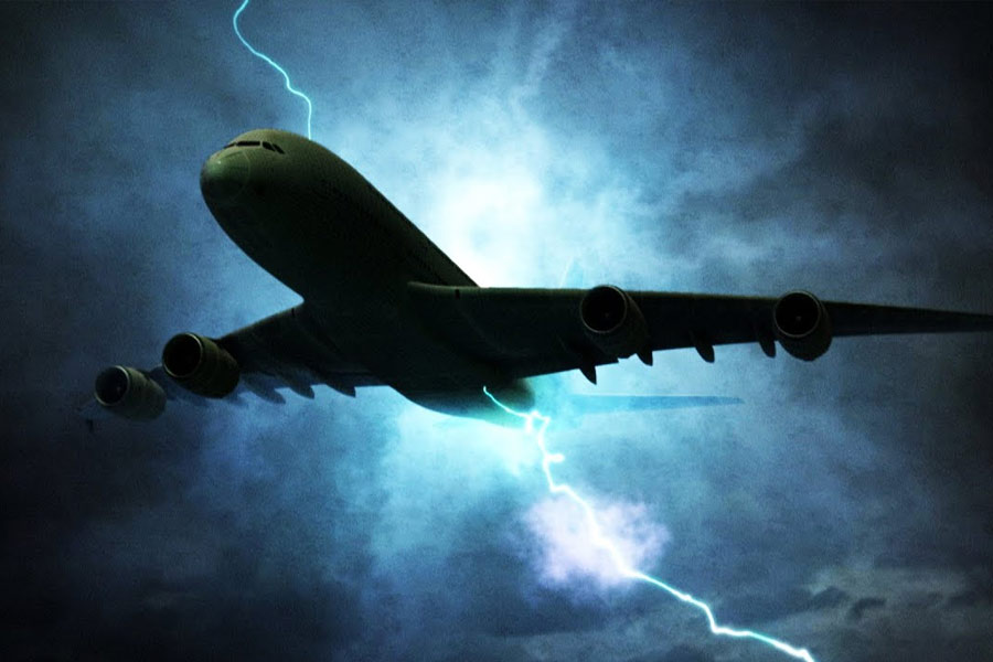 শীঘ্রই যে ঝড় আসছে, তা বেশ বুঝতে পারছিলেন র‌্যানকিন। সে সময় মাটি ছোঁয়া প্রায় আধ ঘণ্টা বাকি। আচমকাই সজোরে যুদ্ধবিমানের পিছনে একটা ধাক্কা। সঙ্গে বিমানের ইঞ্জিনের গুরুগম্ভীর আওয়াজ। এর পর একের পর এক ধাক্কায় কেঁপে উঠেছিল বিমানটি।