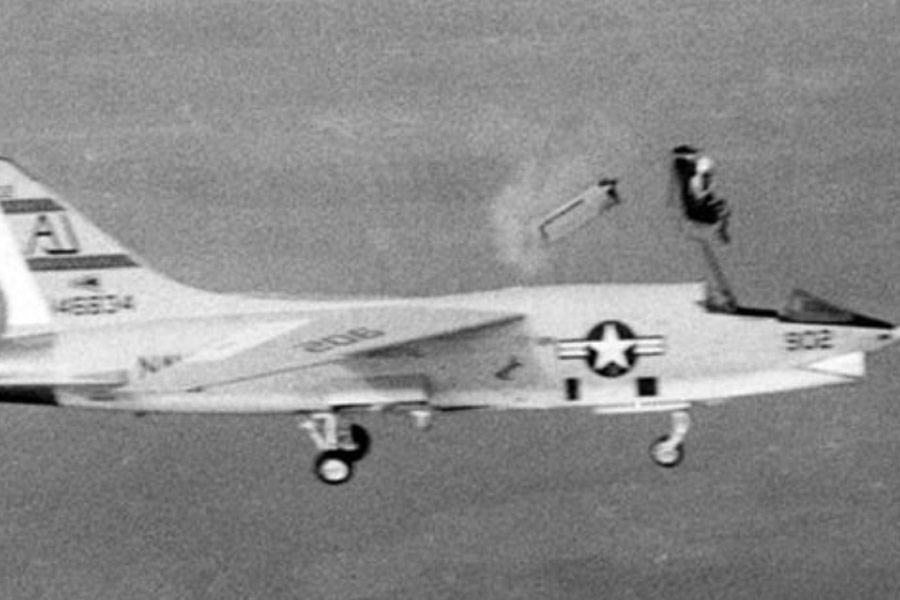 বিমানের বাইরে বার হওয়ামাত্র ঠান্ডার কনকনানি হাজারো তিরের মতো বিঁধতে শুরু করেছিল র‌্যানকিনকে। সে সময় তাপমাত্রা ছিল হিমাঙ্কের থেকে ৭০ ডিগ্রি নীচে। র‌্যানকিন জানিয়েছেন, বরফজমাট ঠান্ডার ছোঁয়া লাগতেই শরীরের সমস্ত অংশ ফুলতে শুরু করে। কাঁধ, মুখ, কব্জি থেকে গোটা হাত বেয়ে গোড়ালি— ঠান্ডার কামড়ে ফুলছিল সবই। প্রবল ঠান্ডার সংস্পর্শে আসামাত্রই যেন আগুনে গরমে জ্বলতে শুরু করেছে তাঁর গোটা শরীর।