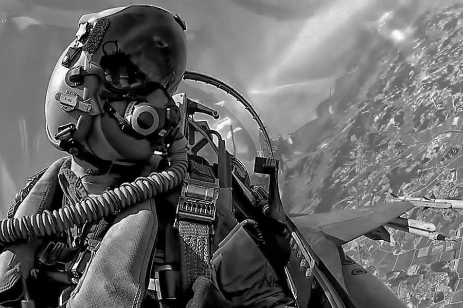 তবে আশ্চর্যজনক ভাবে বেঁচে ফিরেছিলেন র‌্যানকিন। বিমানের বাইরে বেরিয়ে বজ্রগর্ভ মেঘের মধ্যে পড়েছিলেন। ঘুরপাক খেতে খেতে নীচে পড়তে শুরুও করেন। তার মধ্যেই কোনও ভাবে অক্সিজেনের নলটি নিজের মুখে গুঁজে দিয়েছিলেন। এ ভাবে যেন মৃত্যুর কাছ থেকে কিছুটা সময় কিনে নিয়েছিলেন র‌্যানকিন। শূন্যে থাকার সময় প্রায় ১০ হাজার ফুট উপরে থাকার সময় স্বয়ংক্রিয় ভাবে প্যারাশুট খুলে যায়।