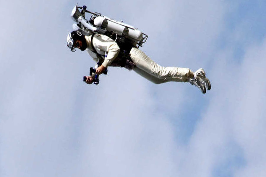 ঘন মেঘের মধ্যে দিয়ে নীচে নামার সময় ঘড়ির দিকে এক বার চোখ পড়েছিল র‌্যানকিনের। প্রায় পাঁচ মিনিট কেটে গিয়েছে। এক সময় অক্সিজেনও ফুরিয়ে যায়। তবে সে সময় বায়ুর ঘনত্ব যে মাত্রায় ছিল, তাতে সাধারণ ভাবে শ্বাস নিতে অসুবিধা হচ্ছিল না।