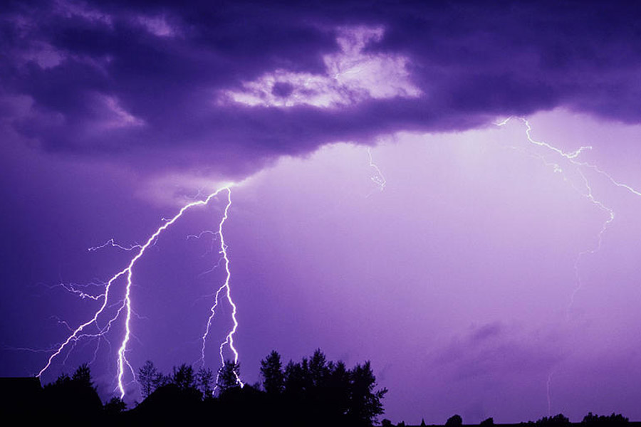 রক্তাক্ত, হাড়ভাঙা, বমিতে মাখামাখি হয়ে মাটিতে নেমে র‌্যানকিন দেখেন, ঘড়িতে তখন সন্ধ্যা ৬টা ৪০ মিনিট। অর্থাৎ ৪০ মিনিট ধরে দানবিক মেঘের গুঁতো খেয়েছেন তিনি। কোনও মতে রাস্তা খুঁজে পেলেও তত ক্ষণে প্রায় এক ডজন গাড়ি তাঁর পাশ দিয়ে বেরিয়ে গিয়েছে। তবে কেউ তাঁকে লিফ্‌ট দিতে রাজি হয়নি।