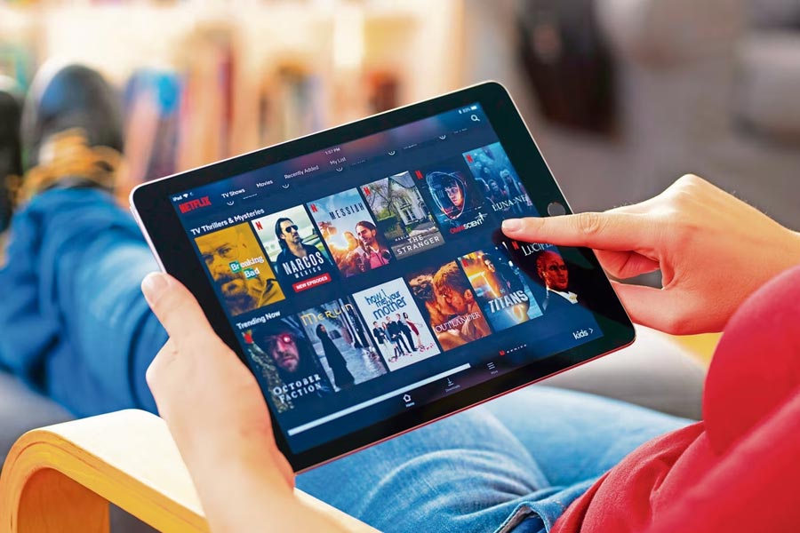 ‘মিশন রানিগঞ্জ: দ্য গ্রেট ভারত রেসকিউ’, ‘দ্য এক্সরসিস্ট: বিলিভার’, ‘জঙ্গলে মিতিন মাসি’, ‘লিয়ো’, ‘দশম অবতার’, ‘রক্তবীজ’, ‘বাঘা যতীন’, ‘টাইগার নাগেশ্বর রাও’, ‘গণপৎ— এ হিরো ইজ় বর্ন’, ‘তেজস’-এর মতো বিভিন্ন স্বাদের, বিভিন্ন ভাষার ছবি প্রেক্ষাগৃহে মুক্তি পাবে। পুজোর মরসুমে পিছিয়ে নেই ওটিটি প্ল্যাটফর্মও।