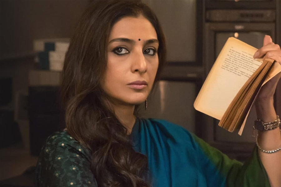 ৫ অক্টোবর বিশাল ভরদ্বাজের পরিচালনায় নেটফ্লিক্সে মুক্তি পাবে ‘খুফিয়া’। তব্বু, আলি ফজল, ওয়ামিকা গাব্বির মতো তারকাদের এই ছবিতে অভিনয় করতে দেখা যাবে। অমর ভূষণের লেখা ‘এসকেপ টু নোহোয়্যার’ উপন্যাসের উপর ভিত্তি করে ‘খুফিয়া’র চিত্রনাট্য নির্মিত হয়েছে।