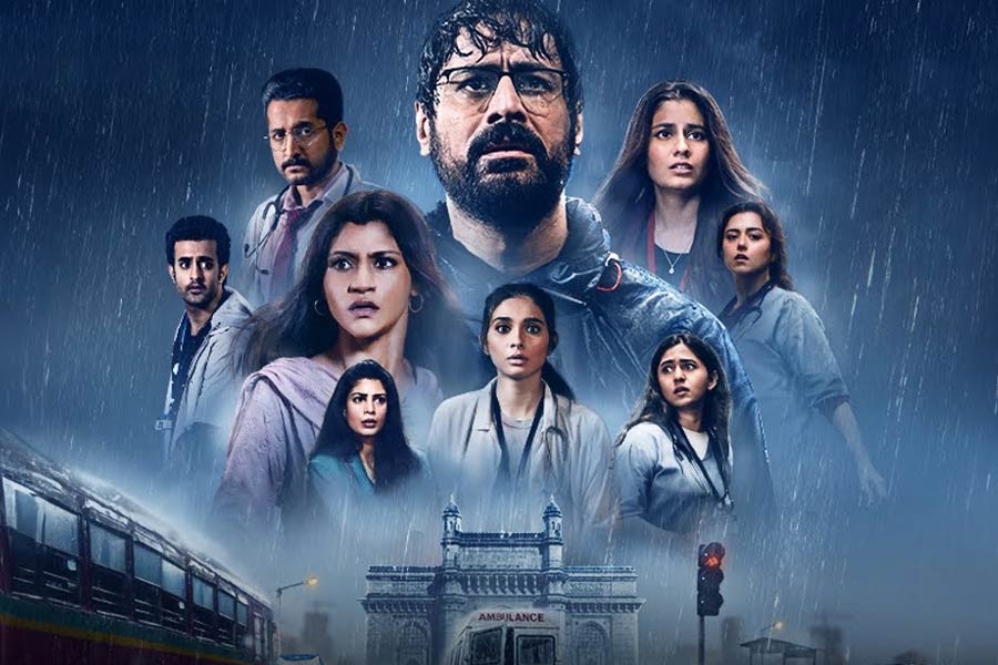 ‘মুম্বই ডায়েরিজ়’ ওয়েব সিরিজ়ের দ্বিতীয় পর্ব অ্যামাজ়ন প্রাইম ভিডিয়ো ওটিটি প্ল্যাটফর্মে মুক্তি পাবে ৬ অক্টোবর। তবে দ্বিতীয় পর্বের কাহিনিতে বদল এসেছে। যদিও প্রথম পর্বের মতো এই পর্বেও অভিনয় করতে দেখা যাবে কঙ্কনা এবং মোহিতকে।