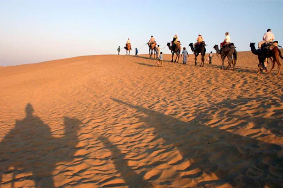তার মধ্যে প্রচুর ধনবান পর্যটকও আছে। মোটা খরচে যাঁদের কোনও সমস্যাই নেই। আর এ জাতীয় বিত্তশালী পর্যটকদের মরুভূমিতেও সুখ-স্বাচ্ছন্দ্য দেওয়ার কথা ভেবে থর মরুভূমিতে নয় নয় করে ছাব্বিশটি বিলাসবহুল তাঁবু খাটিয়েছে পর্যটন ব্যবসায়ীরা। অবশ্যই ব্যয়বহুল। 