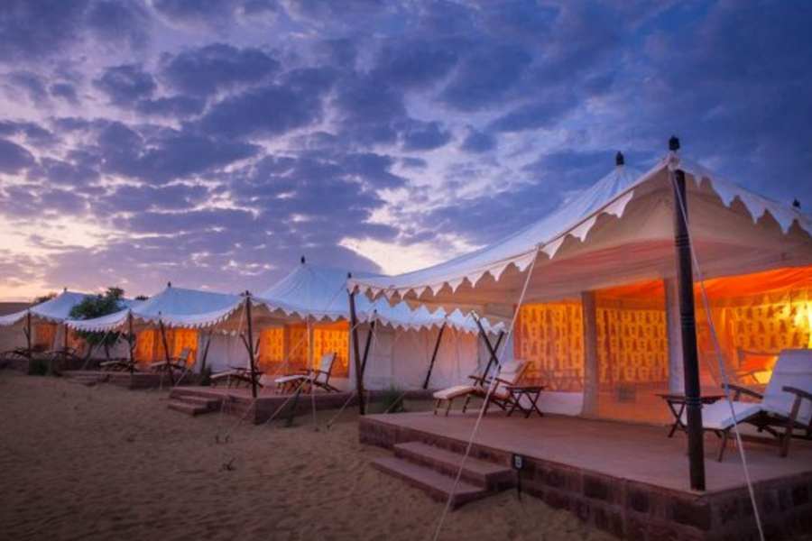 শেষে তার খবর দিচ্ছি। তার আগে তারকা-মার্কা তাঁবুর গপ্পোটা বলে নিই।  কী নেই সেই বিলাসবহুল তাঁবুতে? কার্যত পাঁচতারা হোটেলের সমস্ত সুযোগসুবিধে, নানান জিনিসপত্র মরুভূমির বুকে দাঁড়িয়ে থাকা এমন ক্যাম্পে রয়েছে। বিলাসবহুল তাঁবুতে বড় মাপের হোটেলের মান অনুযায়ী শোওয়ার ঘর, বসার রুম, শীতাতপ যন্ত্র, রেফ্রিজেরেটর,  চব্বিশ ঘন্টা আলো-জল... সব, সব। 