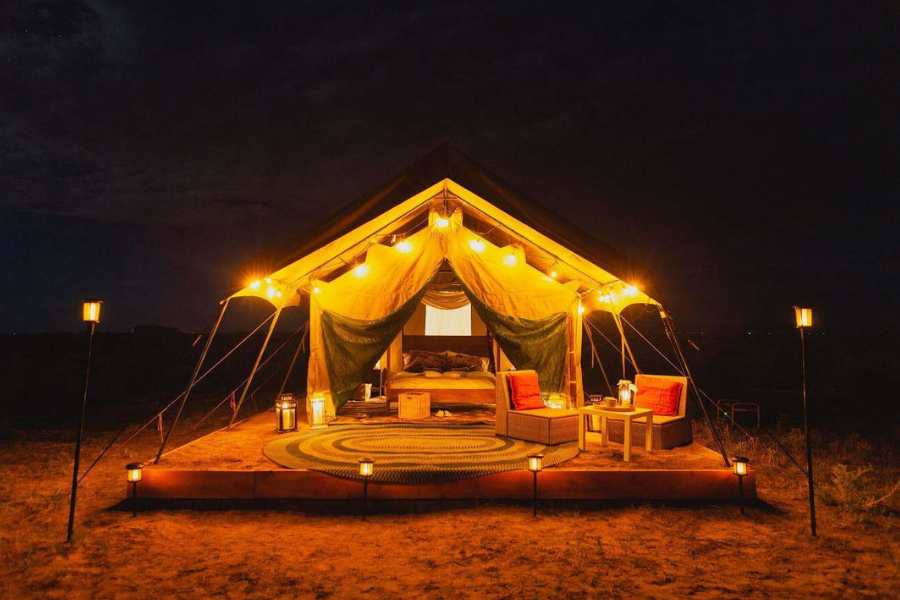 স্বভাবতই বিলাসবহুল তাঁবুর ভাড়া একটু বেশির দিকে। তবে এটি ঠিক রিসর্ট গোত্রের নয়, মরুভূমির ঐতিহ্য, তার  স্বাদ,  পরিবেশ অটুট রাখার চেষ্টার পাশাপাশি পর্যটকদের আরাম ও বিলাসের যাবতীয় বন্দোবস্ত রয়েছে এ ধরনের অভিনব ক্যাম্পে। মরুভূমিতে উটে চড়ে ঘোরা,  মাইলের পর মাইল ল্যান্ড রোভার জিপ ছোটানো, এ রকম সমস্ত সুবিধেও রয়েছে বিলাসবহুল তাঁবুর পর্যটকদের জন্য সদা সর্বদা।