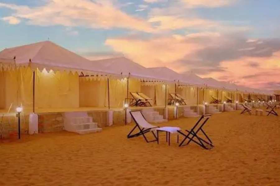 এই মুহূর্তে থর মরুভূমির ভেতরে রাজস্থান সরকারের পর্যটন দফতরের মোট আঠেরোটি তাঁবু আছে। দশটি বিশেষ টেন্ট। ভাড়া দিন পিছু তাঁবুতে থাকার খরচ পাঁচ হাজার টাকা। সেখানে চার জন থাকতে পারে। চার জন ছাড়া এই ভাড়ায় ৫ বছরের নীচে হলে একজন বাচ্চাকে থাকার অনুমতি দেওয়া হয়।   