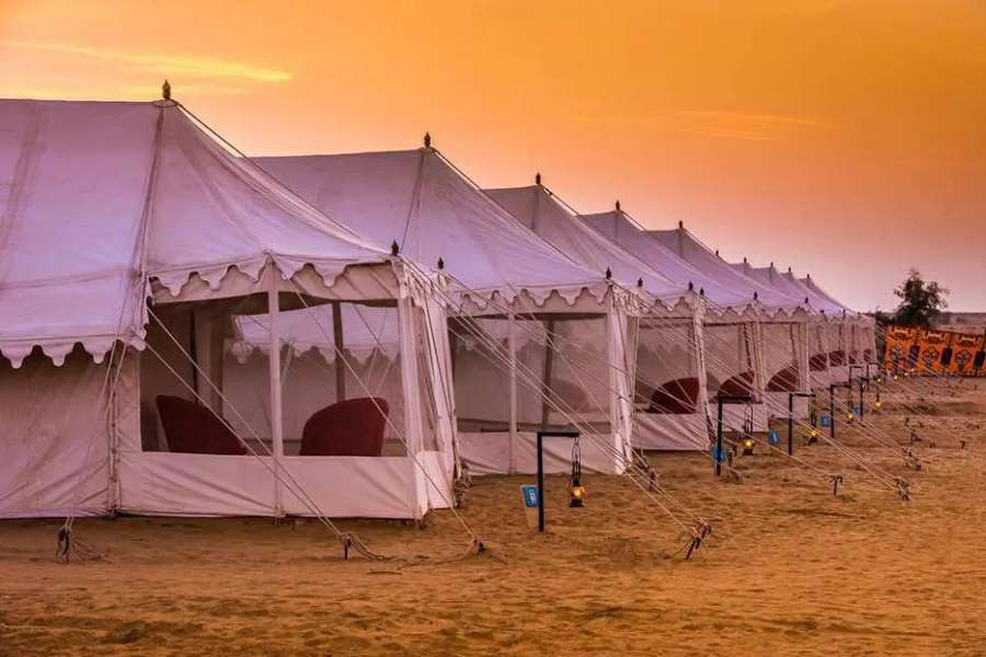 আটটি সাধারণ তাঁবু। ভাড়া দিন পিছু চার হাজার টাকা। এখানে চার জন থাকতে পারে। পাঁচ বছরের নীচে হলে একজন বাচ্চা থাকার অনুমতি মেলে।