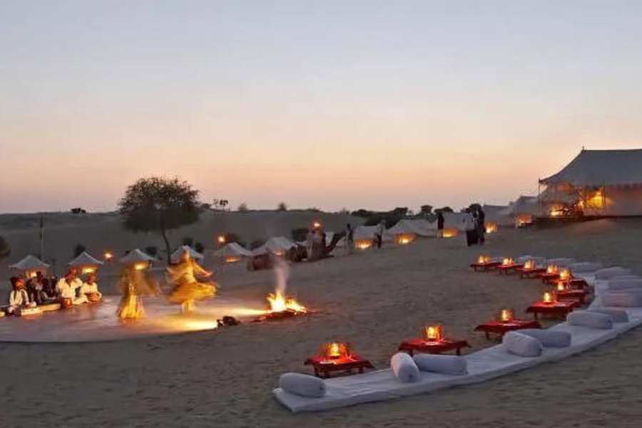 এবার খাবারের কথায়। ওঁরা জানাচ্ছেন, চারটি অখবা পাঁচটি করে তাঁবু পিছু একটি করে রেস্তরাঁ আছে। সেগুলি সরকার পরিচলিত। খাদ্য তালিকা অনুযায়ী দাম দিয়ে খেতে হয়। 