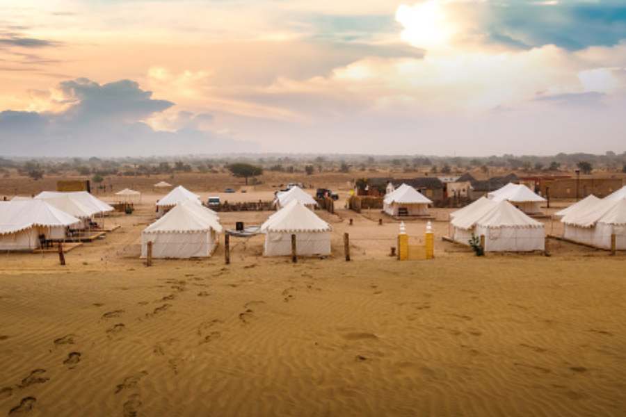 রাজস্থান সরকারের পর্যটন দফতরের থর মরুভূমির মধ্যে এই তাঁবু শুরু হয়েছে ১৯৭৮ সাল থেকে। বেসরকারি সংস্থার (যেগুলি বেশিরভাগেরই মালিক ব্যবসায়ীরা) তাঁবু ’৯০ দশকের প্রায় শেষের দিকে চালু হয়।