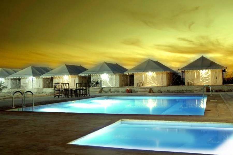 এ রকম তাঁবু এই মুহূর্তে মোট ৬০টি আছে থর মরুভূমি ভেতরে।  তার ভেতর ২৫-২৬টা বিলাসবহুল তাঁবু। 