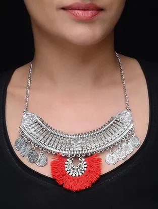 বাজারে কিছু কিছু দোকানে ঘুরে দেখলে গড়িয়াহাট,  হাতিবাগান এই সব জায়গায় আপনি অনায়াসে পেয়ে যাবেন অক্সিডাইজড, আফগানি ও মীনাকারি কাজের মিশেলে বড় মাপের অন্য রকম গয়না। বড় কানের দুল থেকে বেশ বড় আকারের গলার জমকালো হার! 