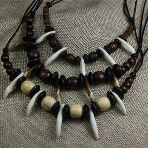 বাঙালি মানেই বছরে নিদেনপক্ষে তিন বার শান্তিনিকেতন আর সোনাঝুরি যাত্রা এবং সেখান থেকে বোঝাই করে আদিবাসী গয়না নিয়ে আসা। সোনাঝুরির হাটের দৌলতে আদিবাসী মানুষদের হাতে গড়া নানা রকমের বেত বা ফুল,  ফল ইত্যাদি দিয়ে বানানো অনবদ্য সব গয়না খুব জনপ্রিয় হয়ে উঠেছে। 