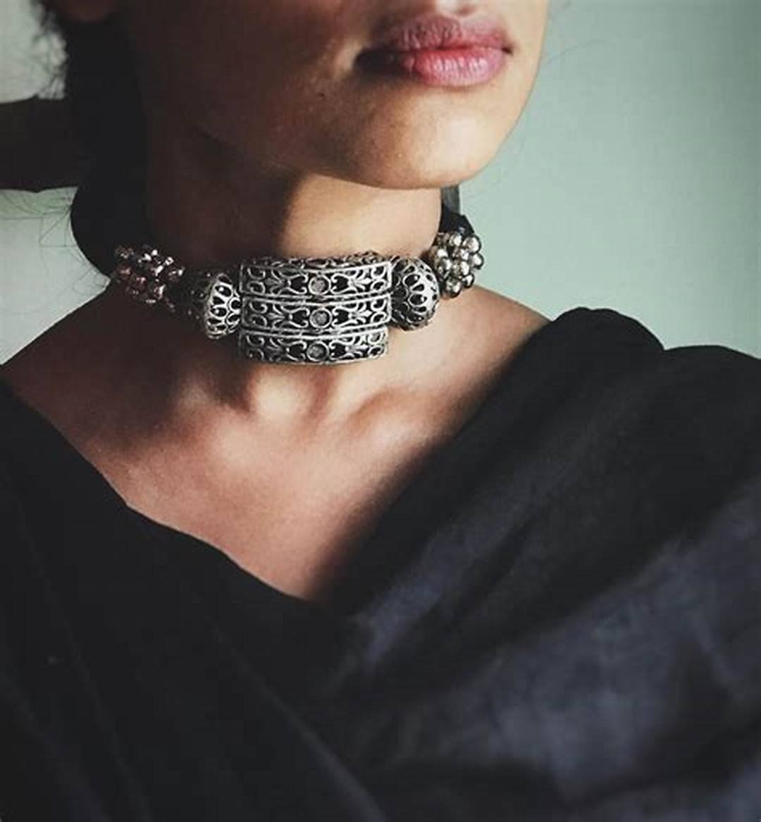 তবে পুজোর সময় অতদূর দৌড়তে হবে না, হাতের কাছে নিউ মার্কেট বা এই মাপের বড় বাজারে একটু ঘুরে দেখলে আপনিও বেশ কিছু দোকান পেয়ে যাবেন, যারা এই ধরনের গয়না রাখছেন। বাঙালি সাজের সঙ্গে এই গয়না, আপনার পুজোর সাজ জমে যাবে পুরো। 