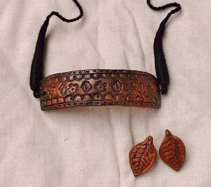 বাঙালি সাজের সঙ্গে খুব ভাল মানায় আরেক ধরনের গয়না। মাটির টানের সঙ্গে বাংলার উৎসবের আমেজ বয়ে আনে টেরাকোটা বা পোড়া মাটির গয়না। টেরাকোটা গয়নাও বীরভূম ও বাঁকুড়ার নানা জায়গা থেকে জনপ্রিয় হয়ে এসেছে,  বেশ কয়েক বছর ধরেই বাজারেও মিলছে। তবে ভিড়ের মধ্যে আলাদা সাজতে চাইলে বড় মাপের হাতে আঁকা কিংবা টেরাকোটার সঙ্গে টাসেল বসানো বা অন্য রকম কাজের গয়না কিনে নিতে পারেন। 