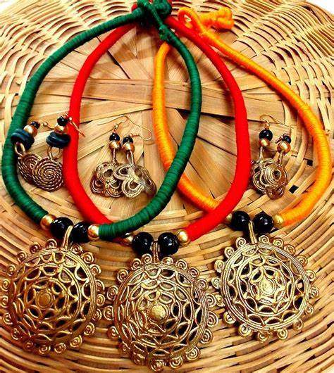 ডোকরার গয়না বহু পুরনো ঐতিহ্য বাংলার সাজগোজের ইতিহাসে। তবে একদম ছক ভাঙা কিন্তু অভিজাত সাজের জন্য এই ধরনের গয়নার জুড়ি মেলা ভার। ডোকরা গয়নার সুবিধা হল, আপনি আধুনিক বা সাবেকি,  ইন্দো-অয়েস্টার্ন বা অন্য রকম,  যে কোনও পোশাকের সঙ্গে যে কোনও দিন পরতে পারবেন! 