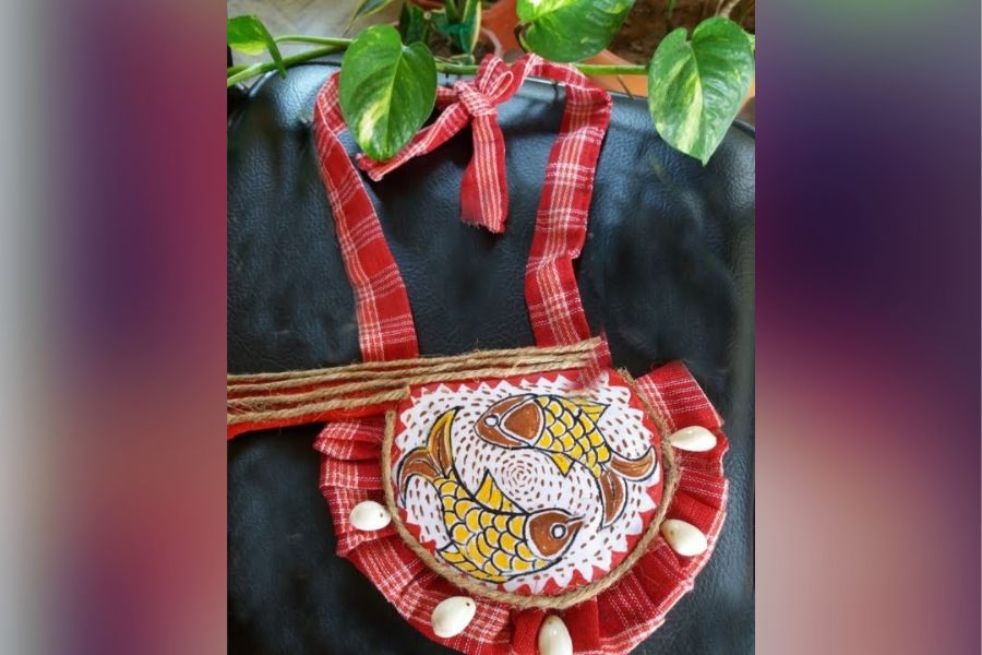 আপনি যদি উজ্জ্বল রঙের বা প্রিন্টের গয়না পছন্দ করেন, তা হলে এই পুজোয় আপনার জন্য সেরা বাছাই হল কাপড়ের গয়না। গামছা প্রিন্ট থেকে শুরু করে, জরি পাড়ের কাপড়ের দুল ও গয়না,  সব রকমই আপনাকে অন্যান্য পাঁচ জনের সাজের থেকে আলাদা মাত্রা দেবে। কাপড়ের উজ্জ্বল রঙের চুড়ি বা হার,  সব কিছুই আপনি পেয়ে যাবেন কলকাতার অনেক দোকানে।