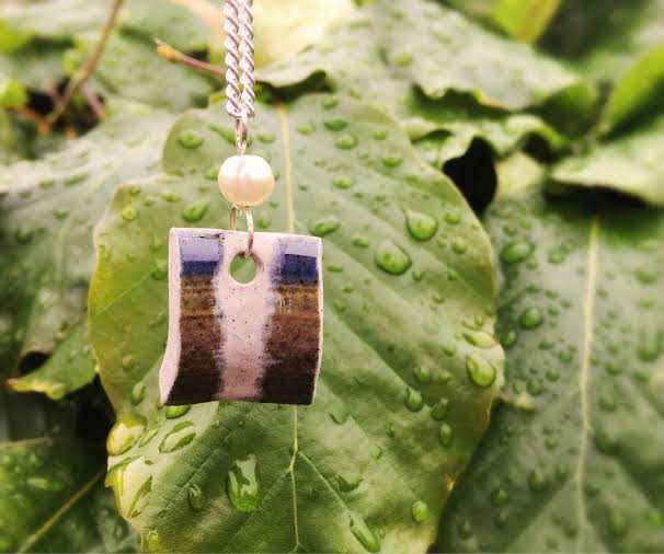 এই মুহুর্তে রিসাইক্লিং এবং রিপারপাস করা জামা কাপড়, আসবাব সব কিছুরই খুব দর। মানুষ কোনও জিনিসই কেবল পুরনো বলে ফেলে দিতে বা অপচয় করতে চাইছেন না। বরং তাকেই আরও সাজিয়ে নতুন ভাবে ব্যবহার করার চল দেখা দিয়েছে। 